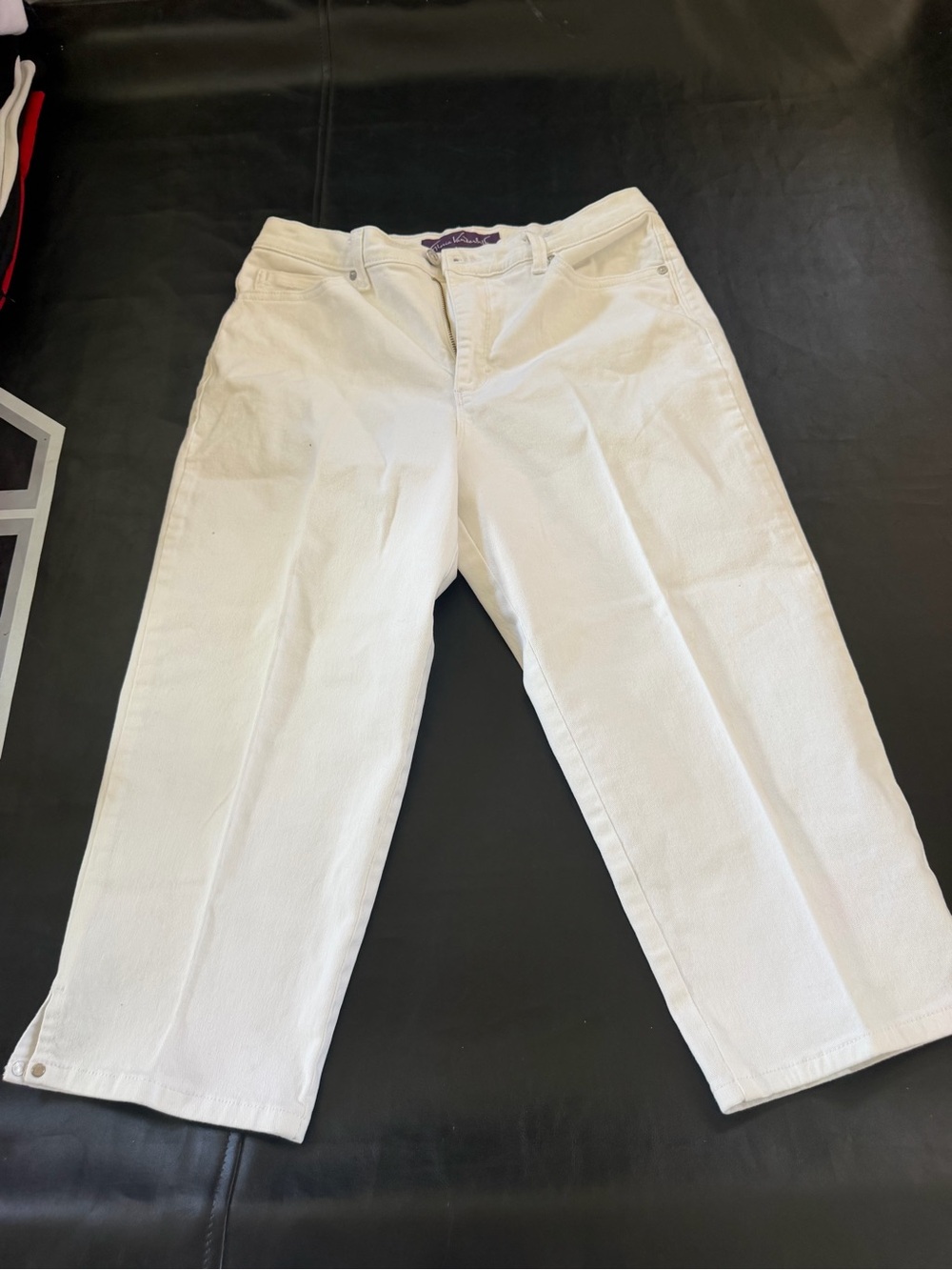 Gloria Vanderbilt woman’s White capris